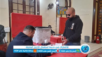 المؤلف هاني سرحان يدلي بصوته في الانتخابات بمدرسة قصر الدوبارة بالقاهرة