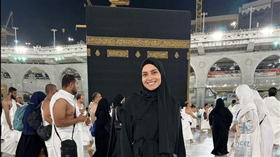 شاهد..كارمن سليمان برفقة زوجها في الحرم المكي