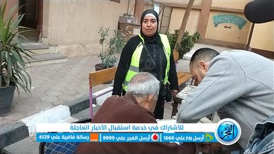 موظفو لجنة بالمرج يتوجهون إلى عجوز لمساعدته ف الإدلاء بصوته بالانتخابات