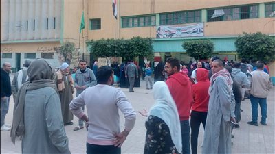 قبل غلق التصويت.. طوابير من الناخبين للإدلاء بأصواتهم أمام لجان البدرشين