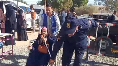 سيدة قعيدة تتجاوز 90 عاما تشارك في الانتخابات الرئاسية بالواحات البحرية بمحافظة الجيزة