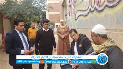 قاضِ لجنة بالبحيرة يخرج لمريض سمنة لمساعدته في الإدلاء بصوته بالانتخابات الرئاسية (صور)