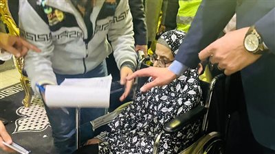 قضاة يساعدون ذوي الاحتياجات وكبار السن للإدلاء بأصواتهم في الغربية (صور)