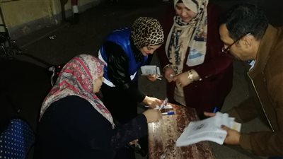 مستشارة تخرج لمسنة لتدلي بصوتها في المنصورة (صور)