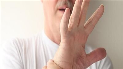 أصابع ترقص: رحلة مفاجئة في عالم رعشة اليدين وكيفية إدارتها بحكمة