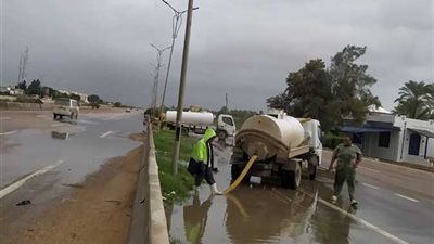 ( جهود الإسكندرية لإزالة التجمعات المائية).. الطقس اليوم