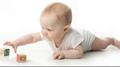 التغذية في الشهر السابع: تقديم الأطعمة الصلبة وأهمية البروتينات لتطوير الطفل