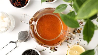 فوائد شرب الأعشاب في فصل الشتاء: استمتع بصحة قوية ودفء داخلي