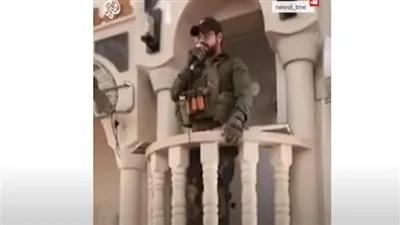 شاهد | جندي إسرائيلي يردد تراتيل دينية يهودية بأحد مساجد جنين