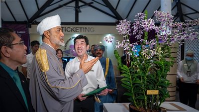 سنغافورة تطلق اسم سلطان عمان هيثم بن طارق على إحدى زهور الأوركيد