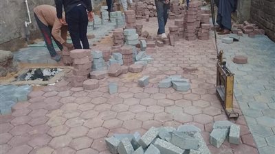 استكمال أعمال تركيب الانترلوك بالشوارع الضيقة بمركز ديروط بأسيوط