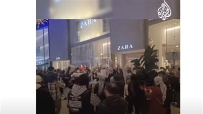 شاهد.. متظاهرون يحاصرون متجر 