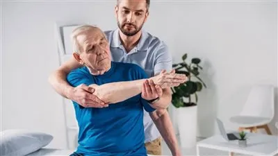 إخصائي العلاج الطبيعي وطبيب العلاج الطبيعي: متى نلجأ وما الفرق بينهما؟