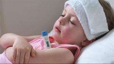 أين توضع الكمادات للأطفال؟.. الطرق الفعّالة لتخفيف الحمى والحفاظ على الصحة