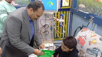 نائب رئيس جامعة بنها يوزع الورود والهدايا على أطفال الغسيل الكلوي بالمستشفى الجامعي