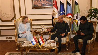 الفريق أول محمـد زكي يلتقي وزير دفاع هولندا 