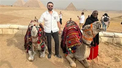 من سفح الأهرامات.. محمد كريم يستقبل تيريس جيبسون في مصر 