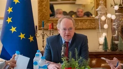 سفير الاتحاد الأوروبي: يجب فتح مسارات الملاحة في البحر الأحمر وإيقاف الهجمات