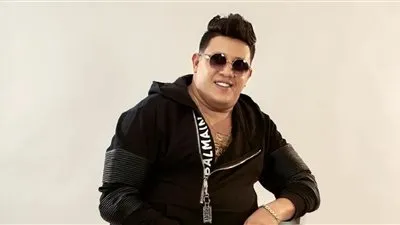 حمو بيكا لجمهوره: “اشتغل لحد ما تجيب ناس تشيلك تطلعك السلم” (فيديو)