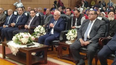 محافظ بورسعيد يضع إكليلا من الزهور على قبر الجندي المجهول