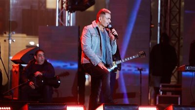 عمرو دياب يتألق في حفل جامعة المستقبل ويغني 