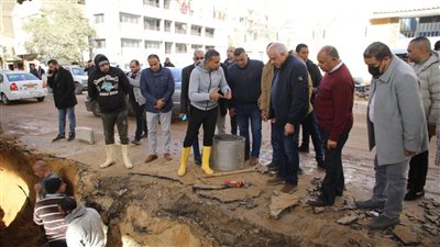 محافظ الجيزة يتفقد أعمال إصلاح كسر بماسورة مياه بتقاطع طريق الشيشيني 