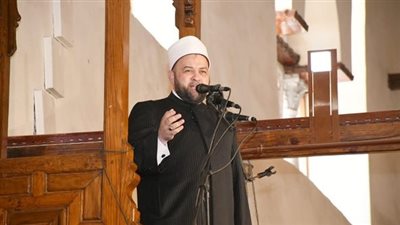 المشاركون بالمسابقة العالمية للقرآن الكريم يؤدون صلاة الجمعة بمسجد عمرو بن العاص