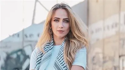 مستوطنون إسرائيليون يعتدون على منزل الفنانة الفلسطينية دلال أبو آمنة