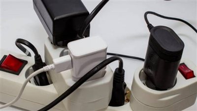 خبير سلامة مهنية يحذر من استخدام الأجهزة الكهربائية على مشترك واحد (فيديو)