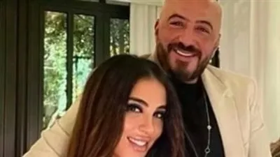 بعد شائعة انفصالهما.. مجدي الهواري برفقة دنيا عبد المعبود من مناسك العمرة