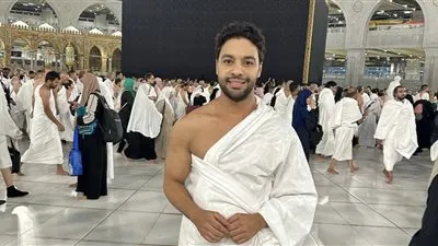 أحمد جمال يؤدي مناسك العمرة (صور)