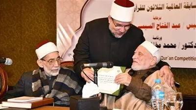 لجهودهم بخدمة السنة.. وزير الأوقاف يكرم نخبة من علماء الحديث