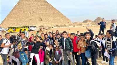 القومى للمرأة ينظم رحلة مجانية إلى منطقة الأهرامات للطلاب المتفوقين بالمرحلة الإعدادية بالأسمرات