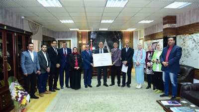 رئيس جامعة سوهاج يتسلم شهادة التصنيف الدولي للجامعات الأكثر استدامة