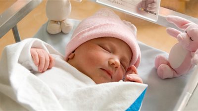 الحبس سنة وغرامة 5 آلاف جنيه.. عقوبة الإدلاء ببيانات مغلوطة عن مولود