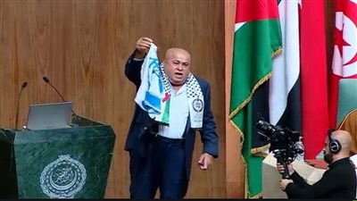 برلماني أردني يحرق علم إسرائيل في القاعة الرئيسية للجامعة العربية