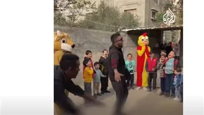 فرقة موسيقية تنظم كرنفالا للأطفال النازحين في دير البلح (فيديو)