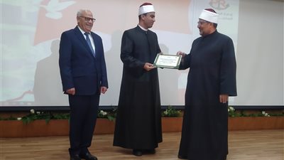 وزير الأوقاف يُكرم إمام المسجد التوفيقي ببورسعيد