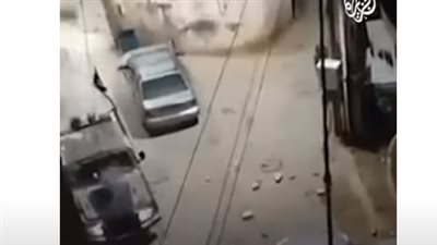 شبان يتصدون بالحجارة لآليات الاحتلال بقلنديا بالقدس المحتلة (فيديو)