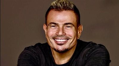 تعرف على سعر السوار الذهبي الذي ظهر به عمرو دياب على غلاف 