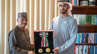 رئيس الإمارات يمنح سفير نيجيريا لدى أبوظبي وسام الاستقلال