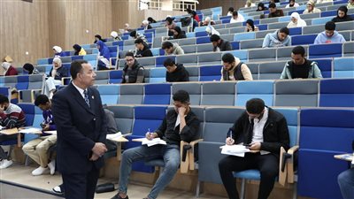 رئيس جامعة المنصورة الجديدة يتفقد سير امتحانات الفصل الدراسي الأول