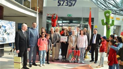 قدموا هدايا صنعوها بأنفسهم.. أطفال المدرسة الروسية بالقاهرة يزورون مستشفى 57357