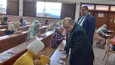نائب رئيس جامعة السادات لشئون التعليم والطلاب يتفقد امتحانات الترم الأول بكلية التجارة