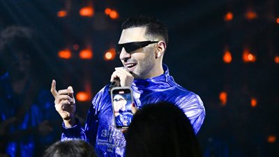 بالصور.. أبو الروس يحتفل برأس السنة مع الأيتام نهارًا ويشعل سهرة بحضور مخرج 