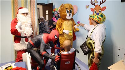 أول أيام 2024.. سبايدر مان يدعم الأطفال محاربي السرطان بتوزيع الهدايا والألعاب