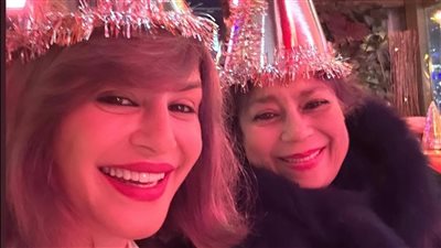  منة فضالي تحتفل بالعام الجديد مع والدتها 