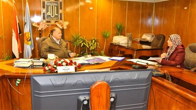 محافظ أسيوط يناقش جهود تسويق منتجات أصحاب الحرف اليدوية والتراثية