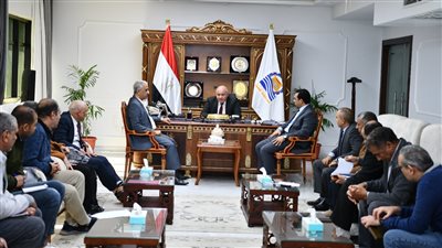 محافظ قنا يناقش الموقف التنفيذي لعدد من المشروعات الخدمية