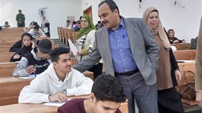 نائب رئيس جامعة بنها يتفقد امتحانات الفصل الدراسي الأول بمقر الجامعة بالعبور